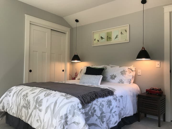 二號臥室配有1.8公尺寬雙人牀和配有浴缸的套房浴室