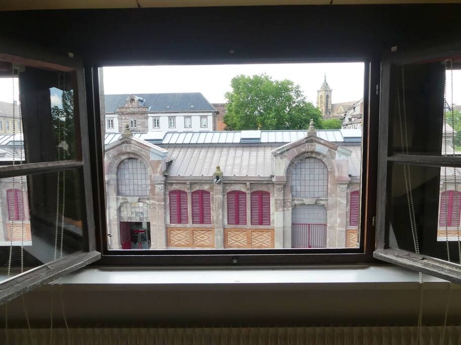 Vue sur le marché couvert depuis la fenêtre du loft