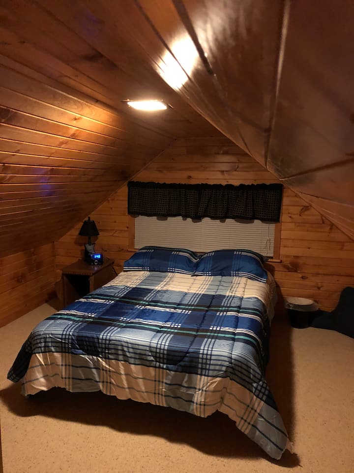 Dormitorio en el Nido de Águila con cama de tamaño completo