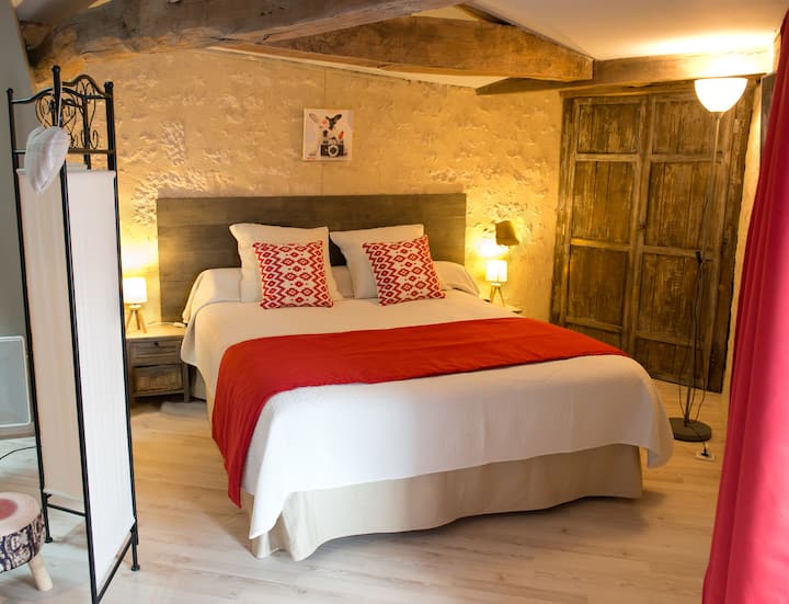 Eneo la kupendeza la chumba cha kulala lenye kabati kubwa kwa ajili ya usiku laini. 