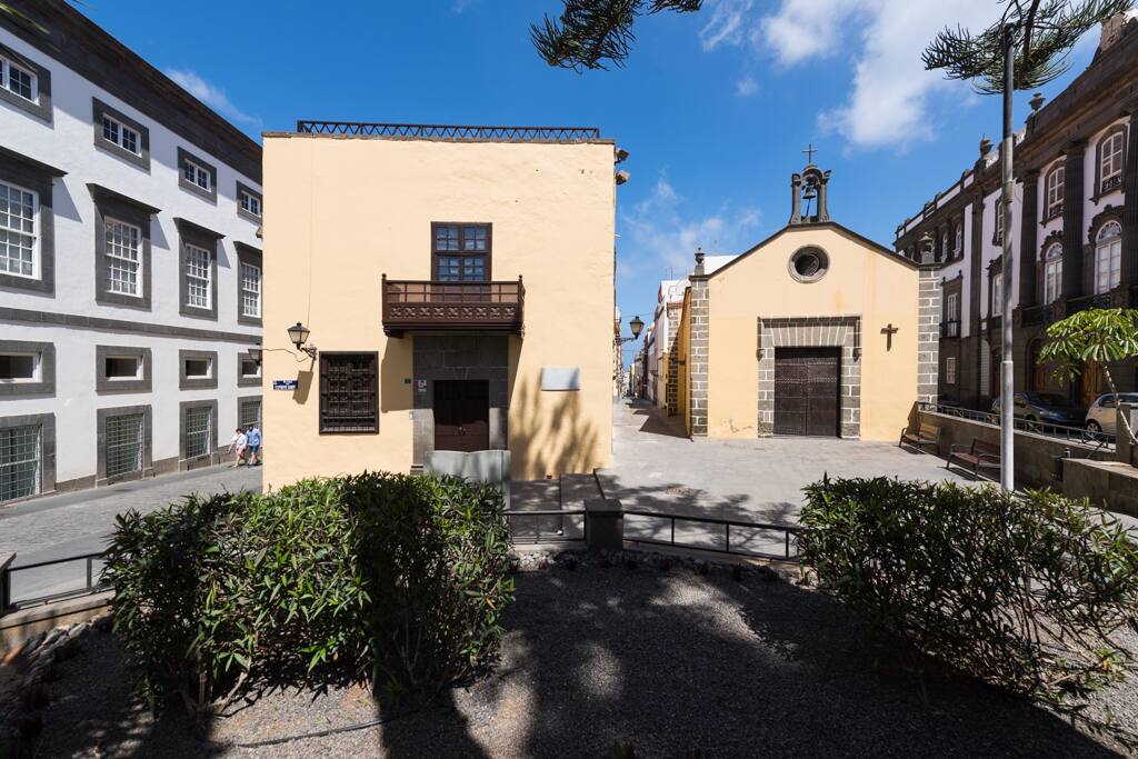 Outside / front / fachada