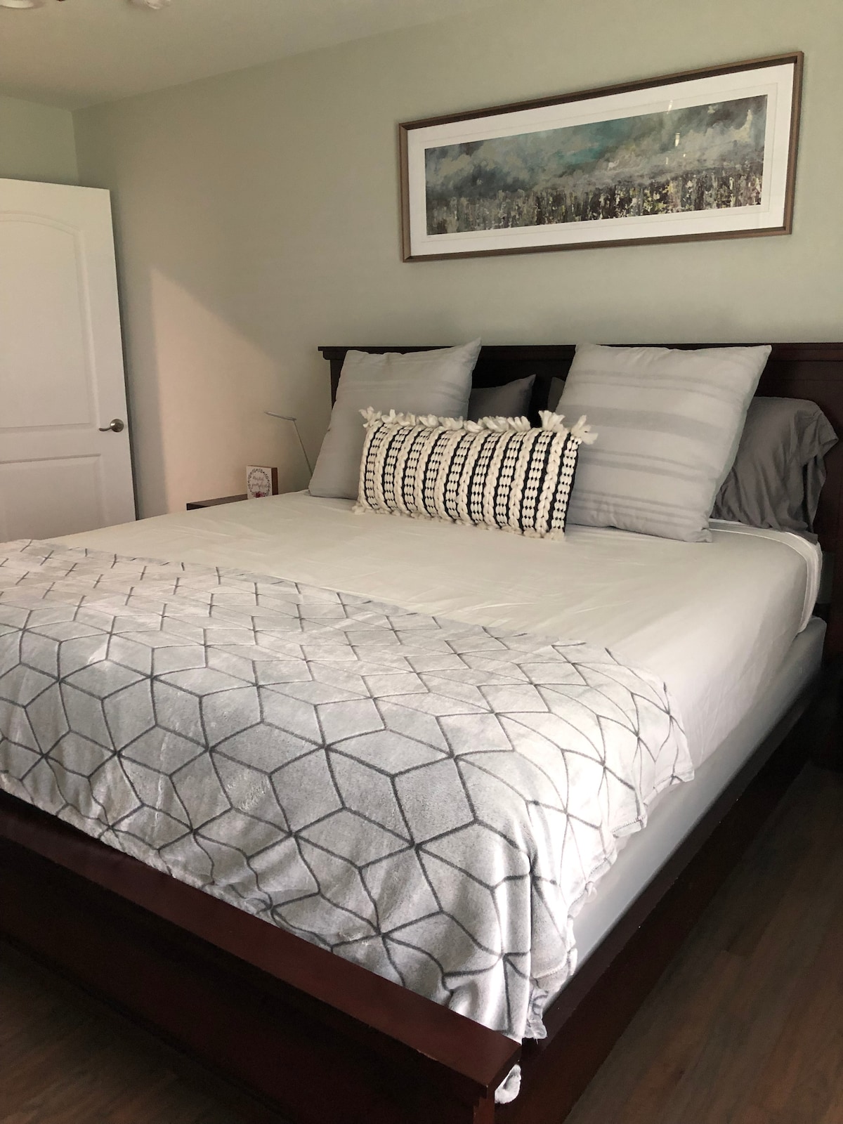 พักผ่อนในห้องนอนใหญ่ที่มีแสงสว่างมากและอ่างอาบน้ำหลัก 