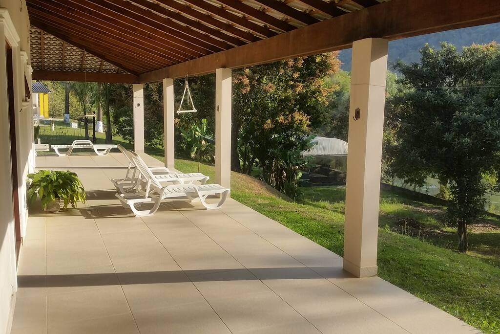 Varanda no fundo da casa com vista para o rio Paraíba