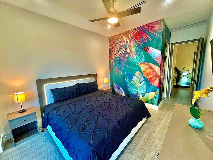 Chumba cha pili cha kulala chenye kitanda cha malkia na ufikiaji wa roshani