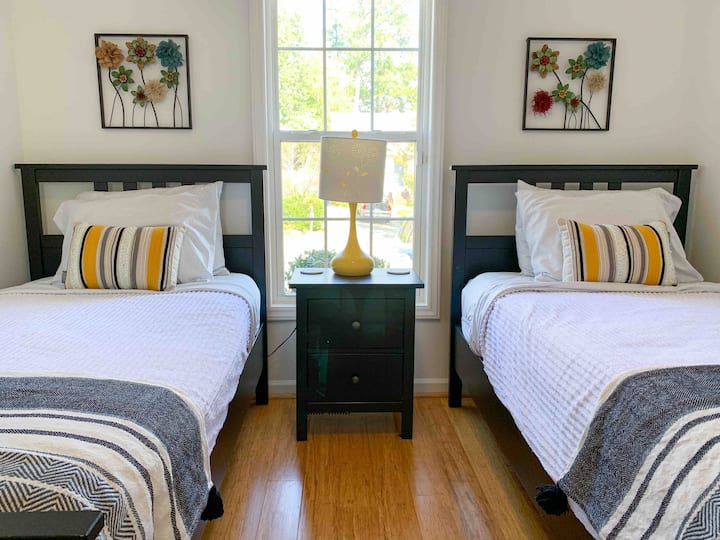 双人床配有混合床垫和冷却凝胶记忆泡沫床垫。
壁橱里有床架，为了儿童的安全，可以轻松添加。 