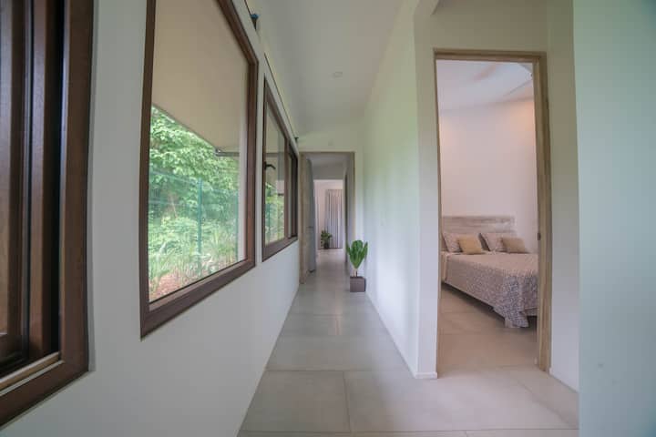 通往卧室的走廊。