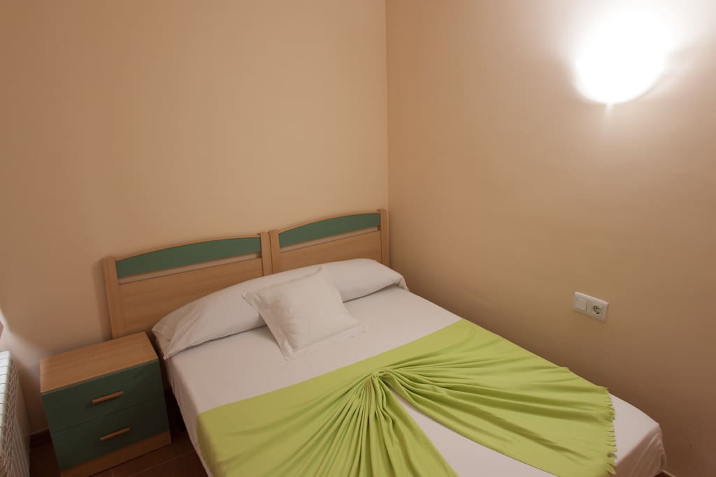 ES UNA HABITACIÓN CON CAMA DE MATRIMONIO