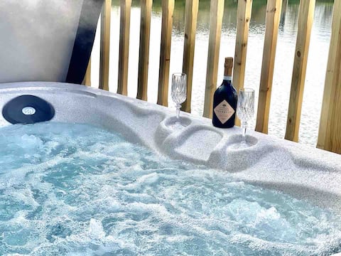 Luxury spacious lodge with lake view and hot tub