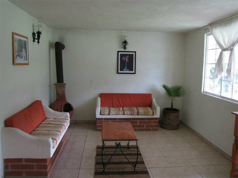 Sala con chimenea y tv con cable y dvd