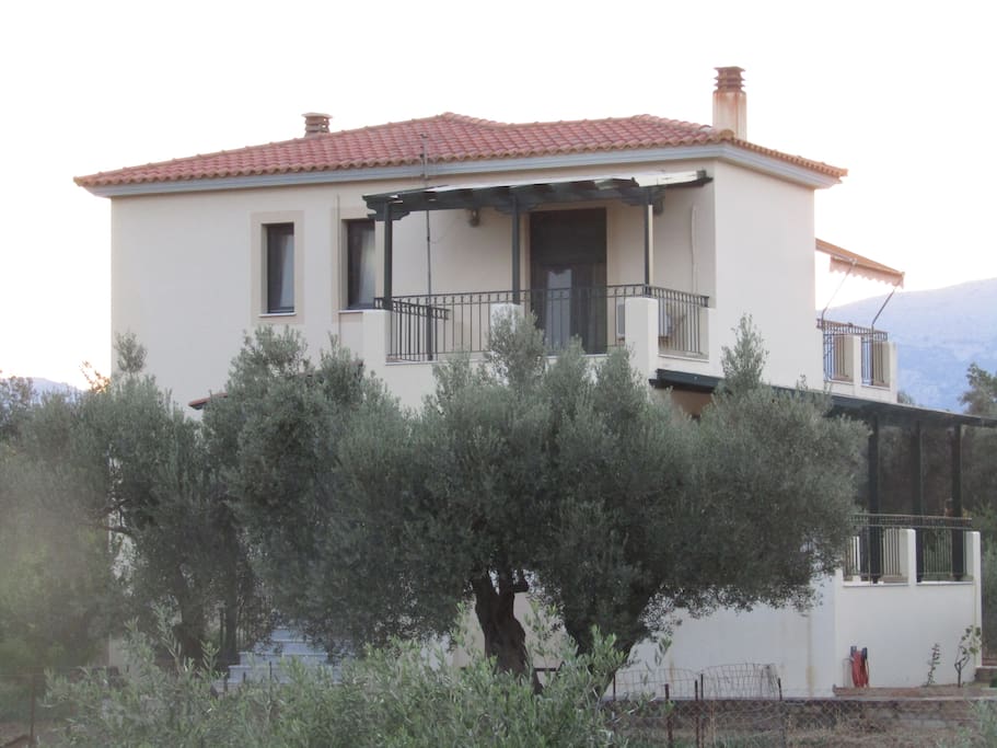 Άποψη σπιτιού απο ανατολικά. House view from the east.