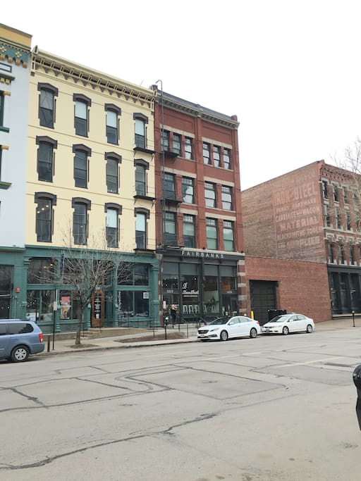 Beautiful street view! Your loft is home to a ground floor coffee shop (Beansmith), and a basement pub/live music joint (Harney St. Tavern).