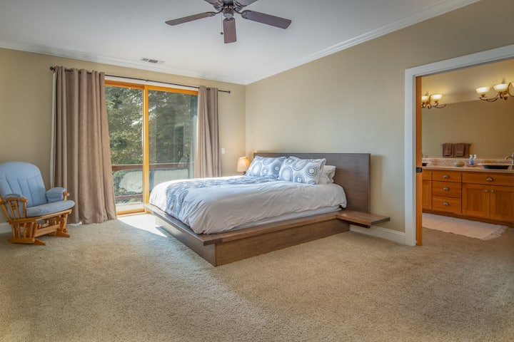 ห้องมาสเตอร์สวีทมีเตียงขนาดคิงไซส์และวิว