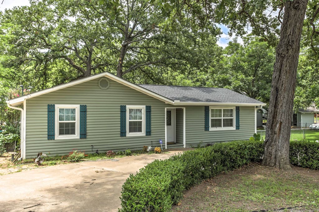 Offering a peaceful waterfront location in a quiet neighborhood with accommodations for 6, this bright property is ideal for friends or families seeking a relaxing Texas escape.