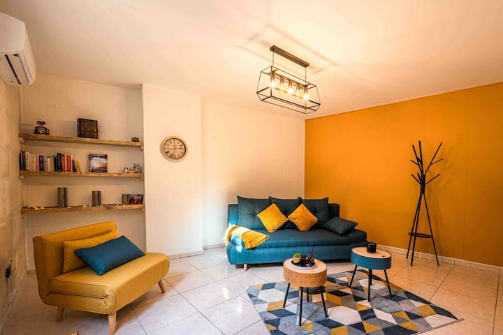 2-miestny salónik s pohovkou. TV s knižnicovým  Wi-Fi a knihami.
Trezor s detskými hračkami