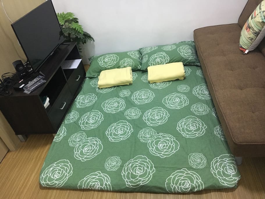 2 single floor mattresses