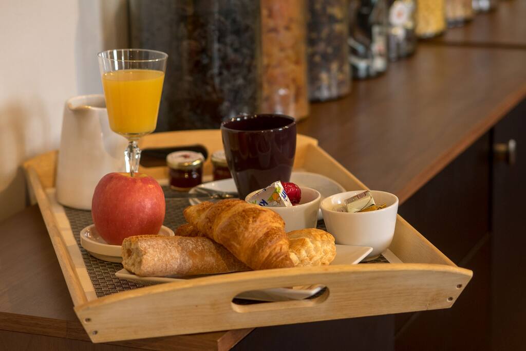 Petit déjeuner servi sur la terrasse