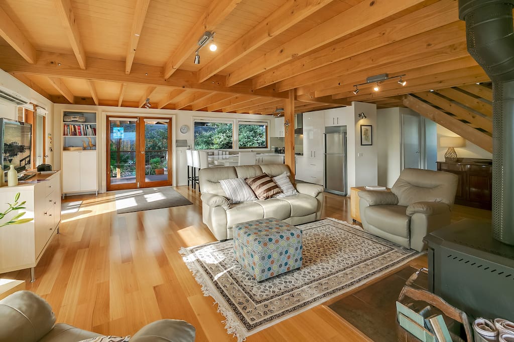Open plan living, TV, DVD, wood fire, air-conditioning, bay views