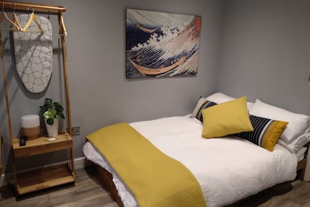 Well equipped, studio in Headington!