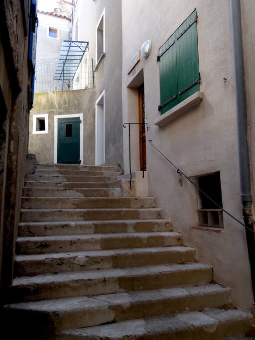 Entrance - Rue des Escaliers