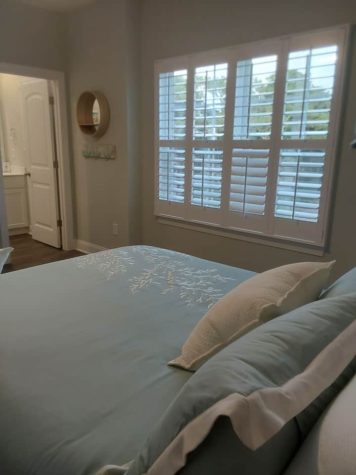 غرفة نوم تضم سرير كوين 