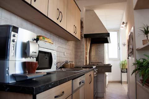 Top Airbnb: Sea-view apartment for 2 near the beach GRAZIA 5 in Općina Baška Voda
