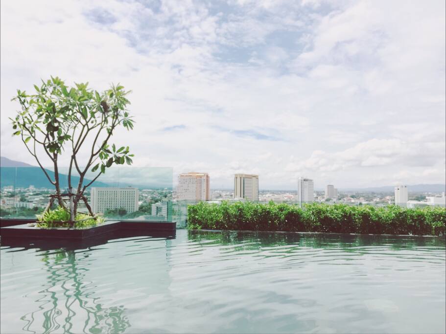 顶楼无边泳池,实景拍摄 swimming pool