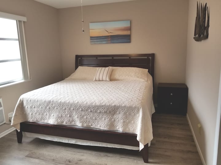 第二间卧室配有舒适的加大双人床。