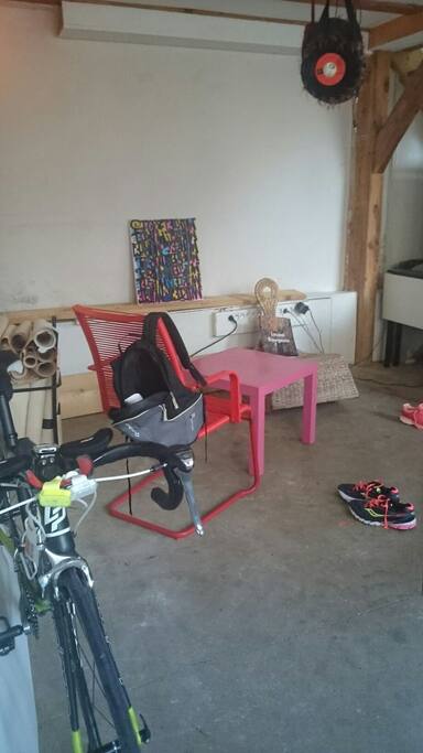 Un sol en béton ciré qui accueille le sport et matériel