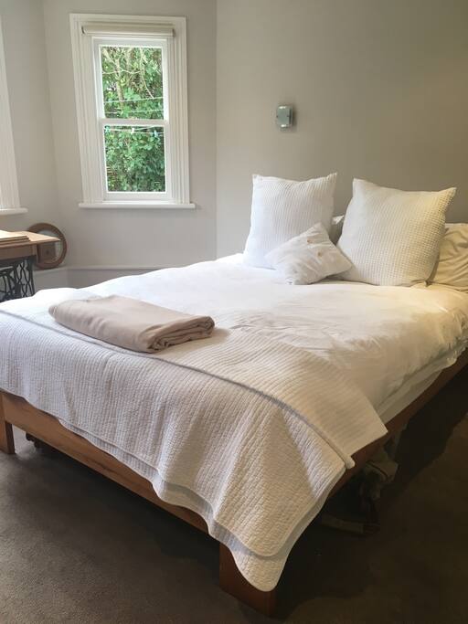Large gorgeous sun filled bedroom with a very comfortable Queen Bed,ensuite, walk in wardrobe. Tea/coffee/muesli fridge/microwave in your room.