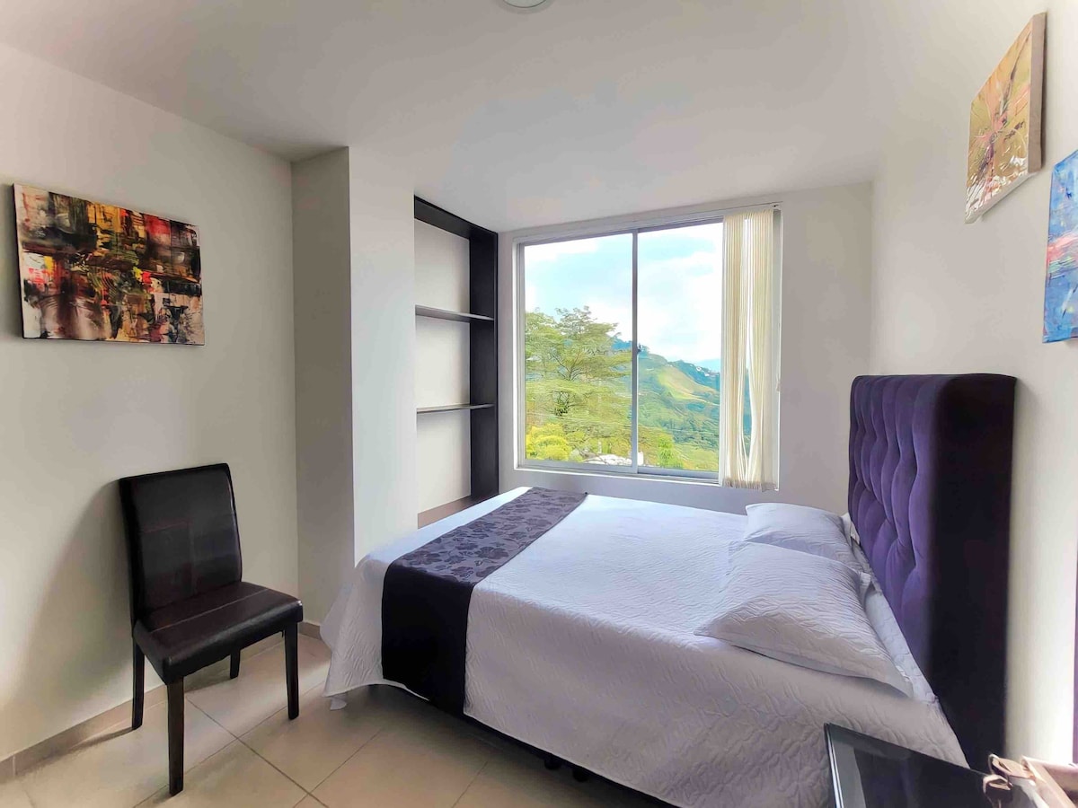 Chambre avec placard spacieux, un lit double et une table de chevet. Toutes les chambres sont équipées de couvertures