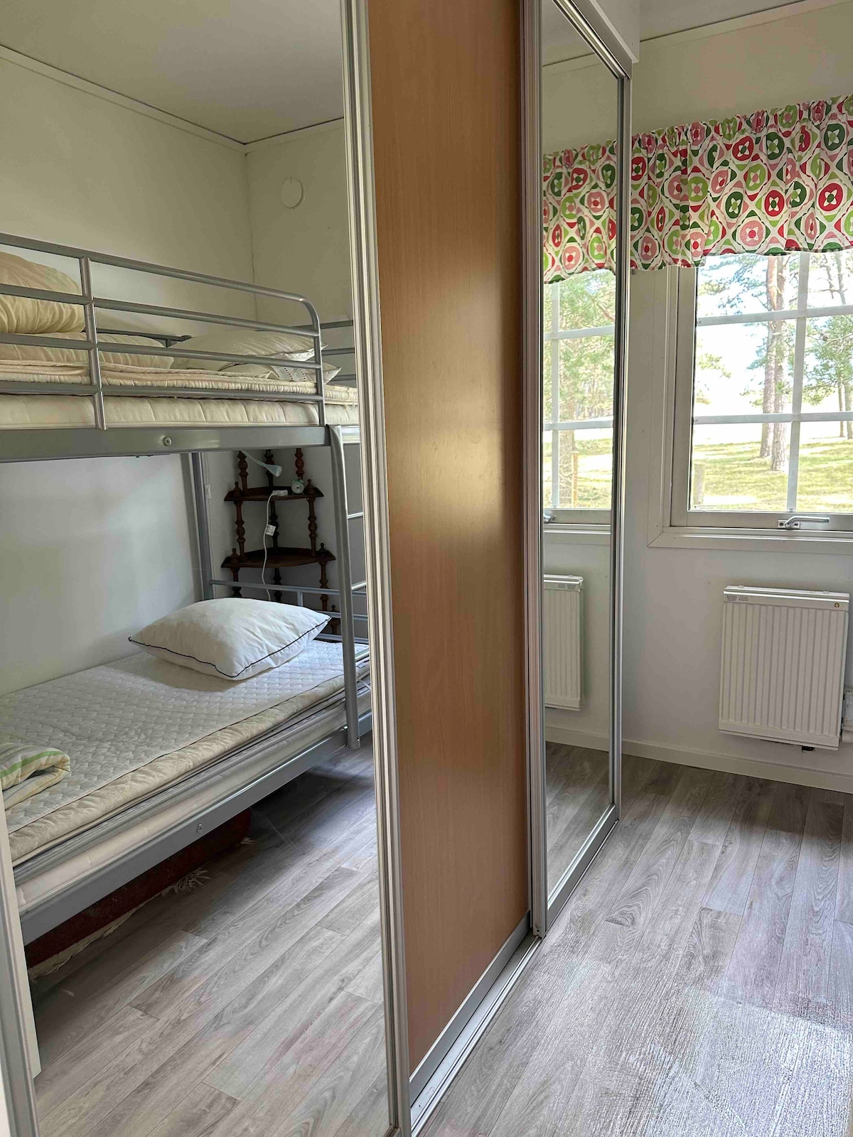 Мала спална соба со кревет на спрат