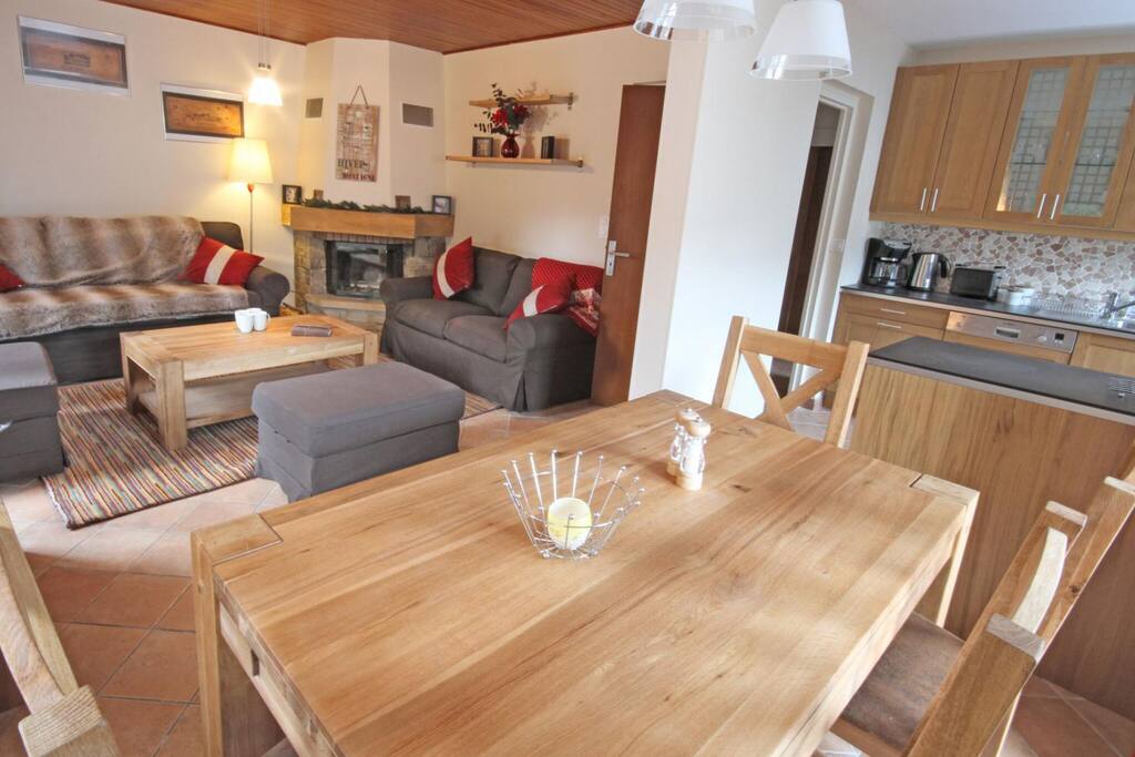 Salle de sejour/manger (Living/dining room)