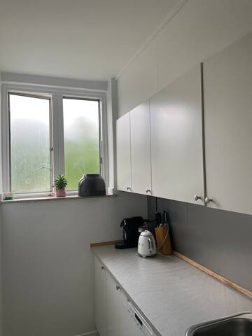 Skøn rækkehus tæt på by, strand med egen have. gallery image 4