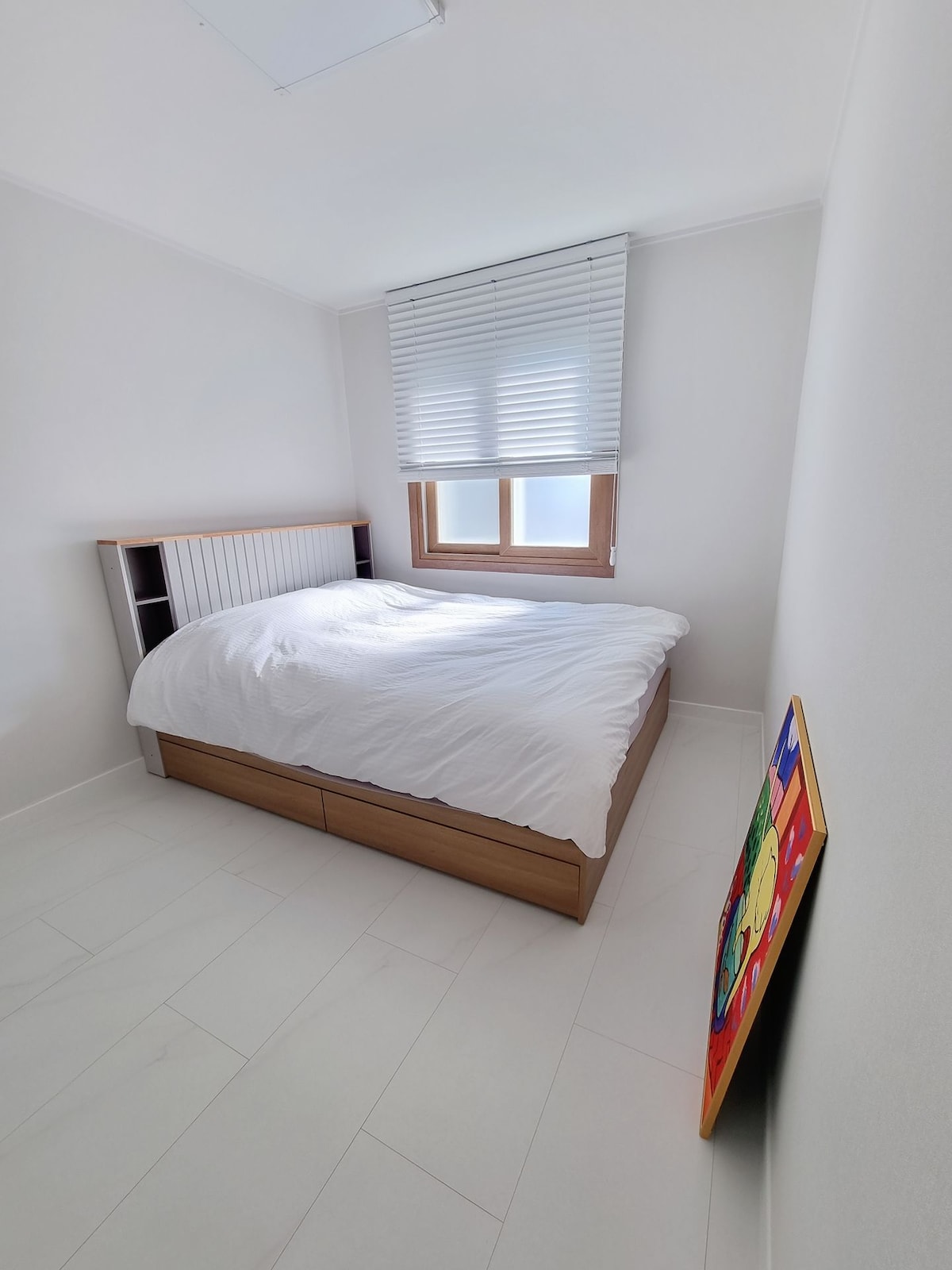 Chumba hiki ni nafasi bora kwa ajili ya mwanga ^ ^

Unaweza kufurahia matandiko ya kifahari yenye vitanda vya ukubwa wa juu vya godoro katika vipimo sawa na picha ya kwanza, na zaidi ya 90% ya matandiko ya kifahari ya hoteli ya Kifini. 

♡