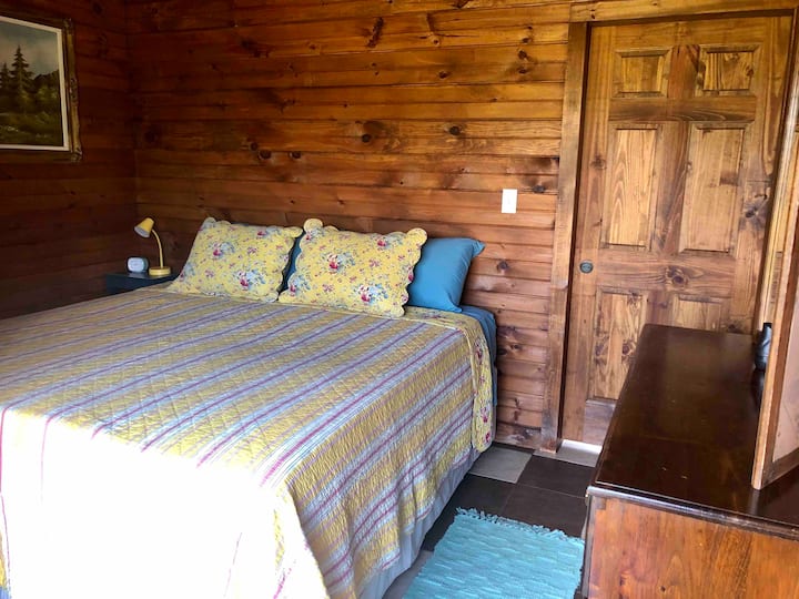 Dormitorio tamaño king en el primer piso.