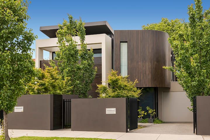 McKinnon – 4 bedroom Parkside Luxury Family Home