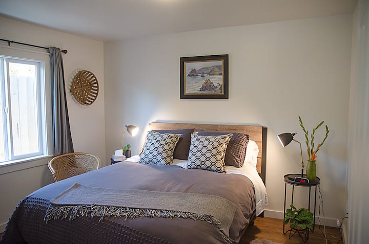 Cama queen en nuestra nueva adición de dormitorio