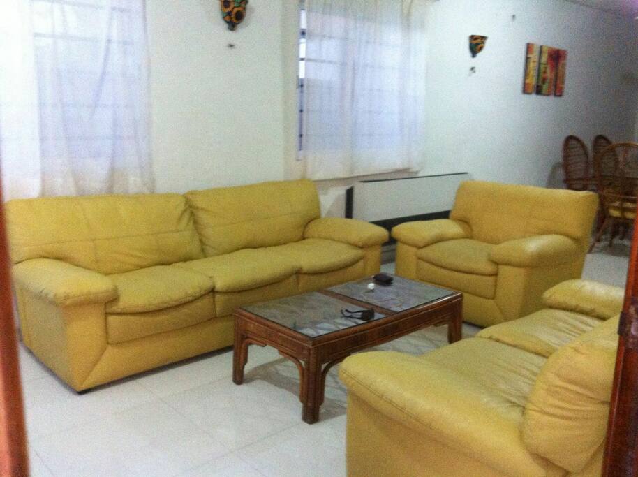 sala de vinipiel y comedor a un lado con a/a