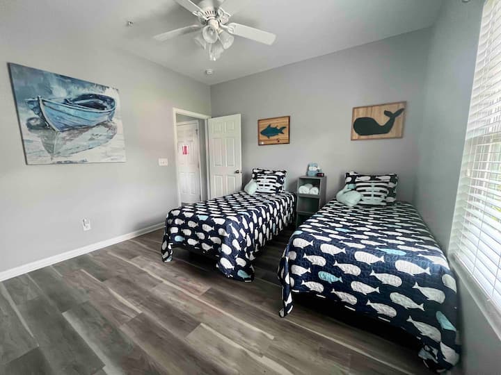 Dhoma e tretë e gjumit ka dy krevate dopio, dy dollapë, një televizor inteligjent, komodinë të vogël dhe ventilator tavani. 

North Myrtle Beach - Oqean, plazhe, pishinë, e përshtatshme për kafshë shtëpiake, familje, golf, banesa, apartamente kondominiale, private
