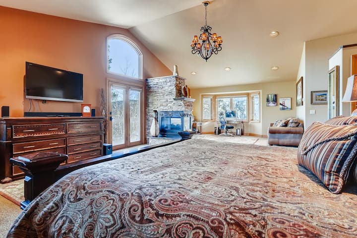 ห้องมาสเตอร์สวีทขนาดใหญ่! เตียงคิงไซส์ทีวีเตาผิงระเบียงพร้อมวิว!