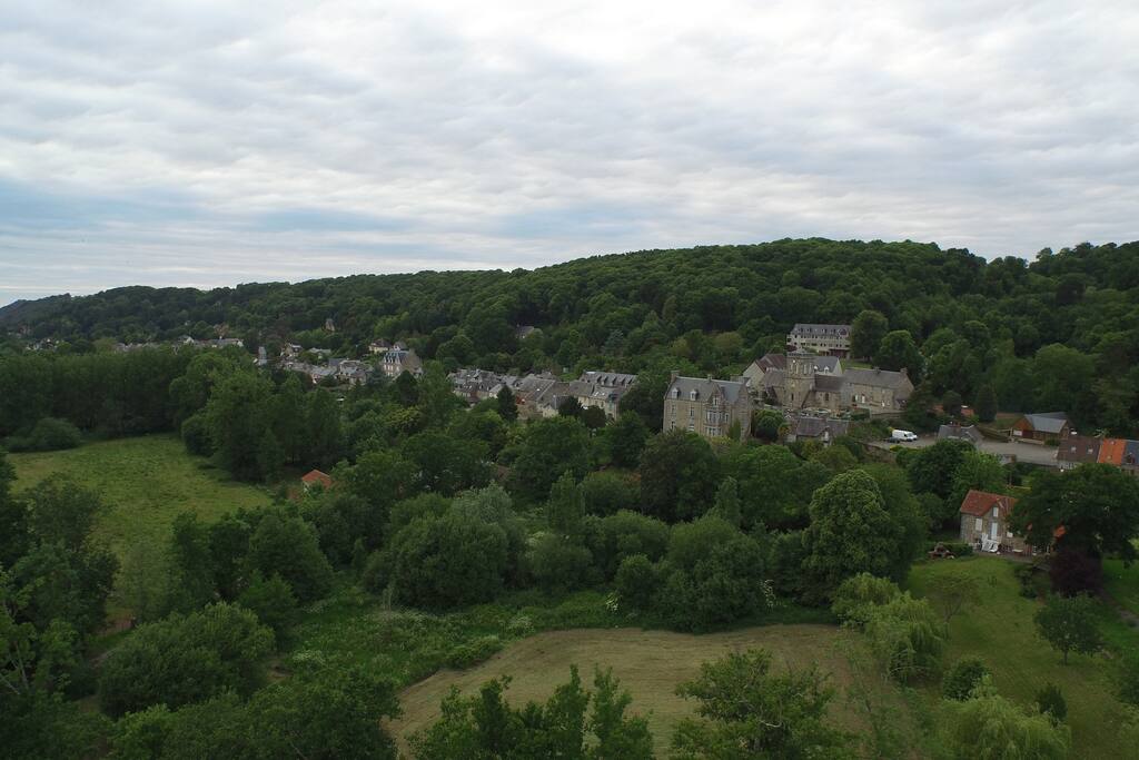 Vue du ciel : la maison est adossée à la falaise de Champeaux