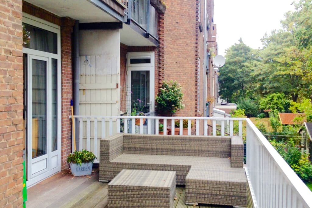 Enjoy a nice cup of coffee or tea on this nice balcony!