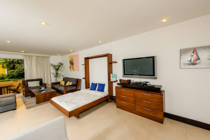 Kitanda cha ukutani katika eneo la wazi.