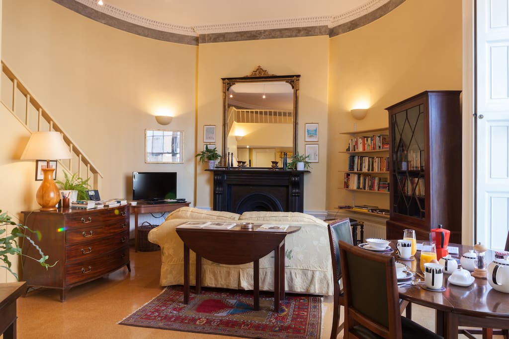 Unique oval room, curved walls