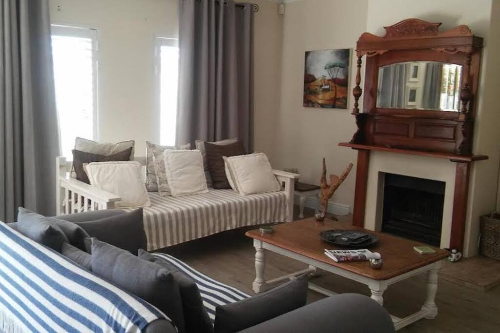 Lovely lounge with fire place and a daybed