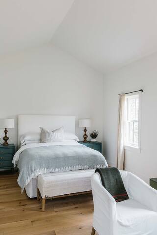 Cottage #5 with onsite Saltwater Pool and Cafe gallery image 3