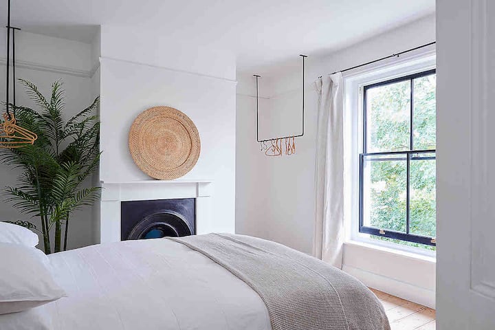 加大双人床卧室（一楼前面） ，可容纳旅行婴儿床 