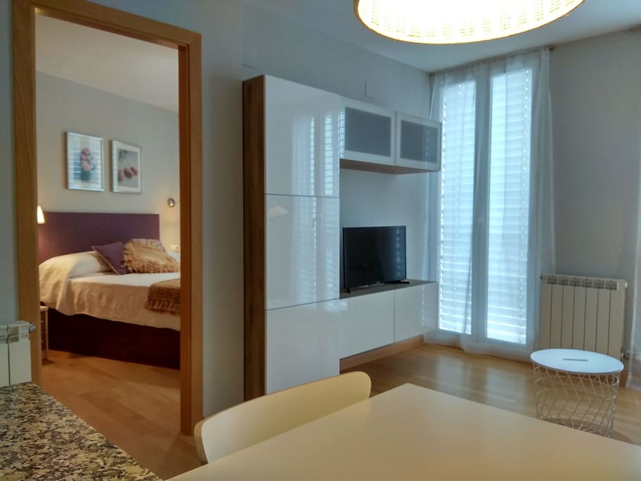 Vista del salón y la habitación desde la cocina.
View of the living room and the bedroom from the kitchen.
