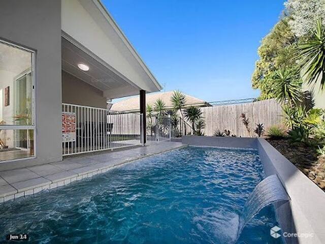 Private room 5 mins to Mooloolaba and Beach