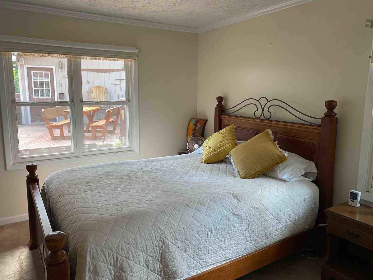 Spálňa č.2, má manželskú posteľ a šatník